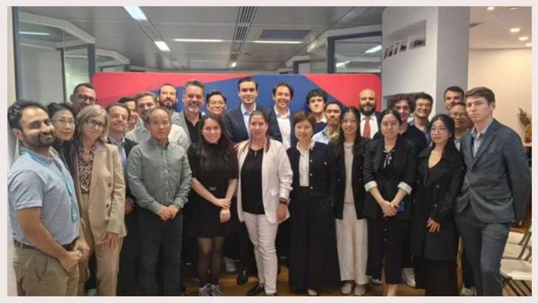 Event banner and presentation at the CCI France Chine Entrepreneurship Committee conference on commercial contracts in Guangzhou.