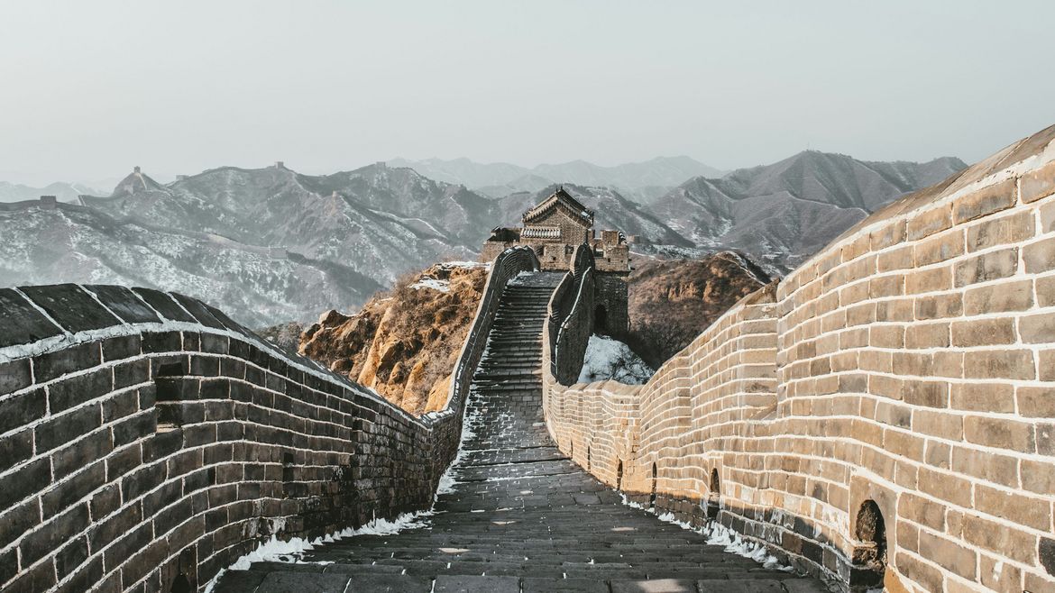 Panoramic view of the Great Wall of China, illustrating cultural immersion and the discovery of the Chinese territory.