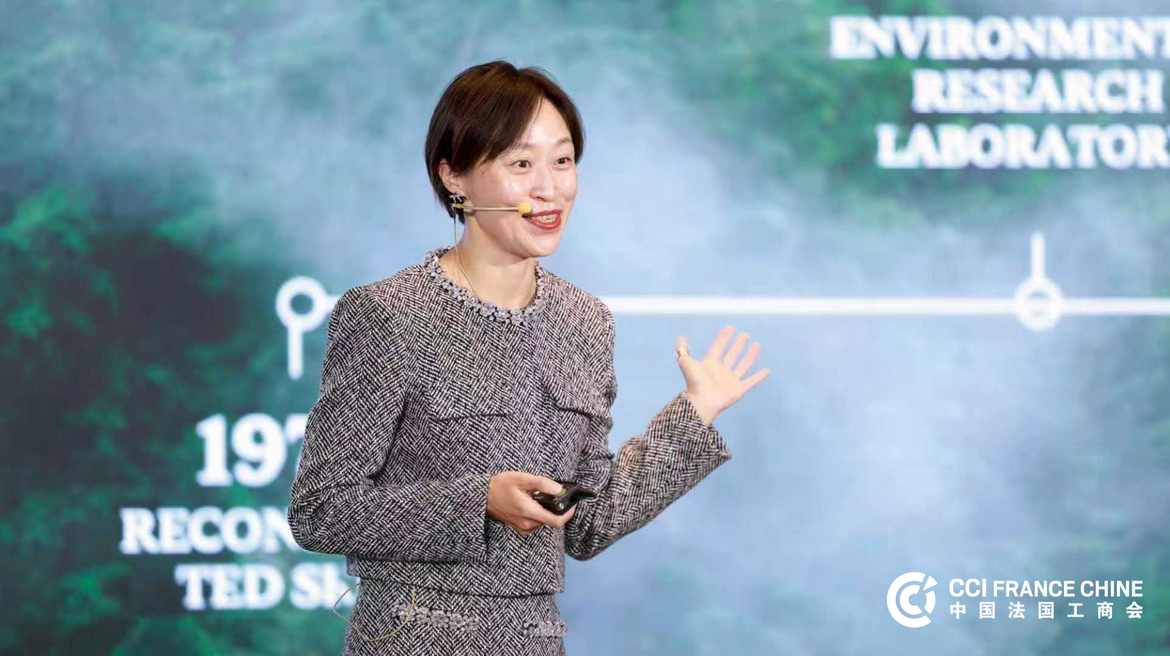 Female speaker giving a presentation on stage at a CCI FRANCE CHINE event, illustrating how to amplify corporate voice and visibility.