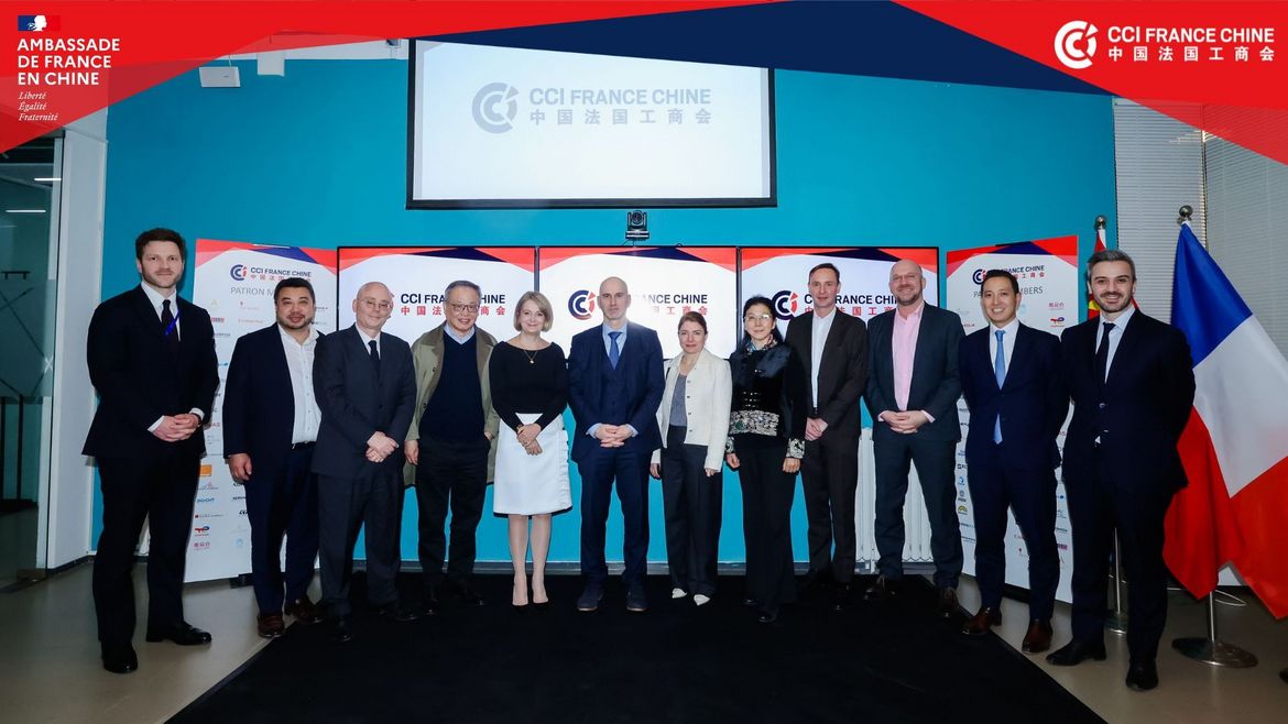 Official VIP group photo at the CCI France Chine economic update event.