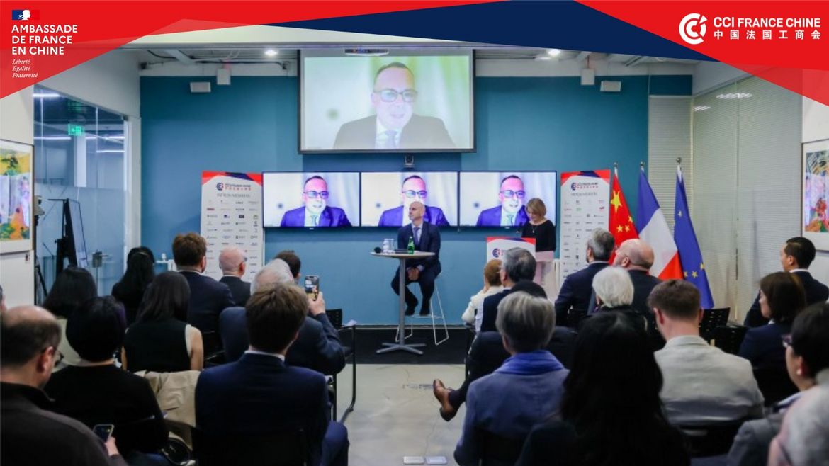 Christian Gianella delivering a keynote speech projected on screens at a CCI France Chine event.